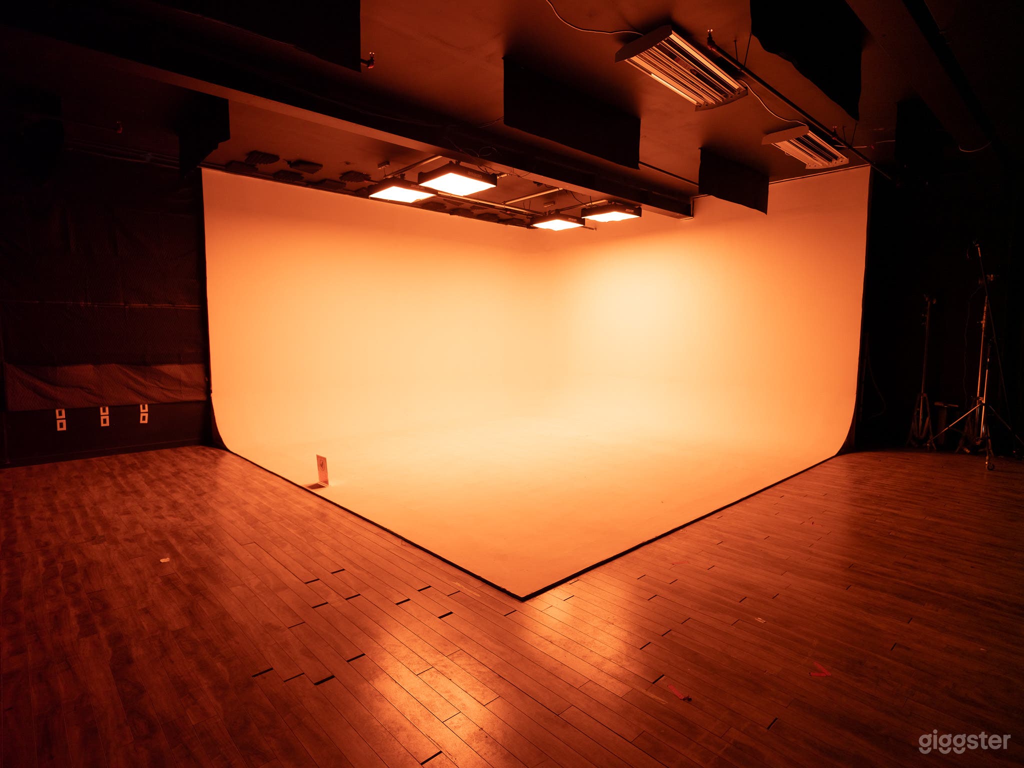 Toronto 1,100 sq ft Cyclorama Studio Rental for Photo-Video Photo 4