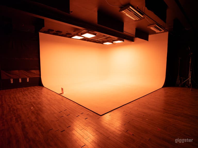  Toronto 1,100 sq ft Cyclorama Studio Rental for Photo-Video 