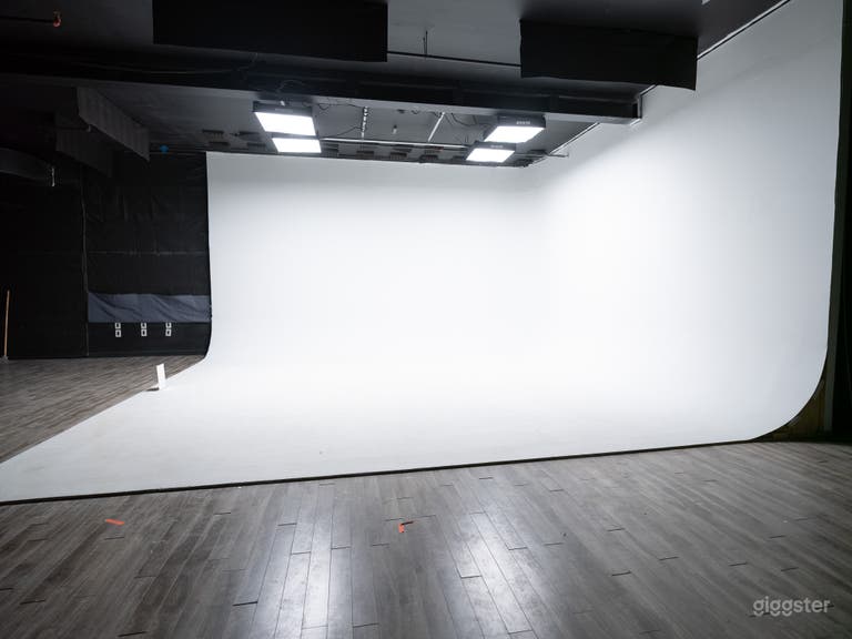  Toronto 1,100 sq ft Cyclorama Studio Rental for Photo-Video 