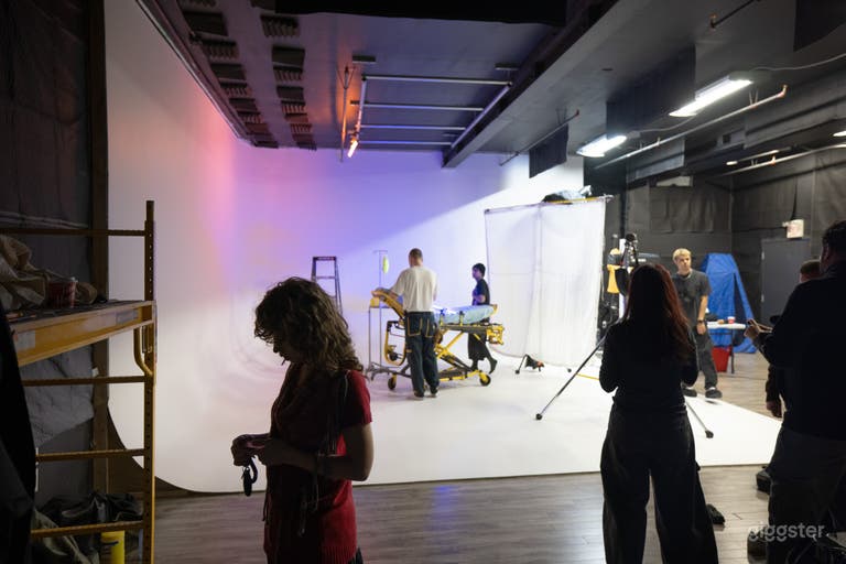  Toronto 1,100 sq ft Cyclorama Studio Rental for Photo-Video 