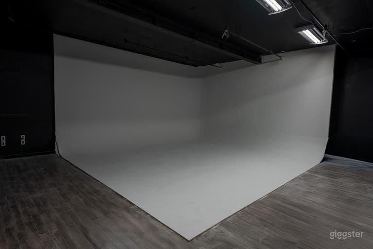  23&#39;x 25&#39; Cyc Wall 