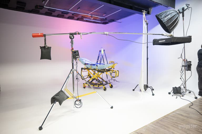 Toronto 1,100 sq ft Cyclorama Studio Rental for Photo-Video 