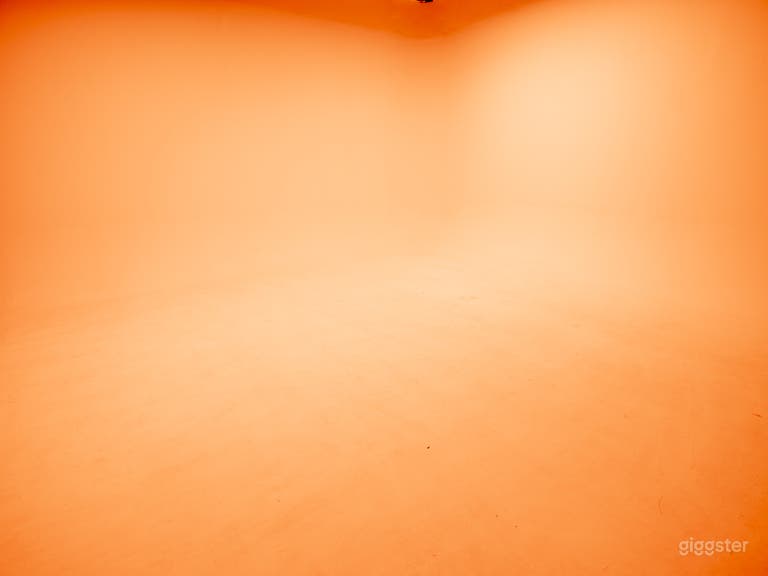  Toronto 1,100 sq ft Cyclorama Studio Rental for Photo-Video 
