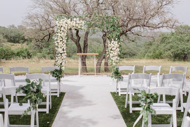 Contemporary Modern Barn in Johnson City Photo 2