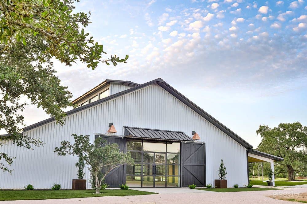 Contemporary Modern Barn in Johnson City Photo 1