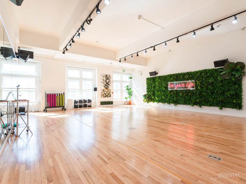 STUDIO 1 "Live your Life" Photo 1