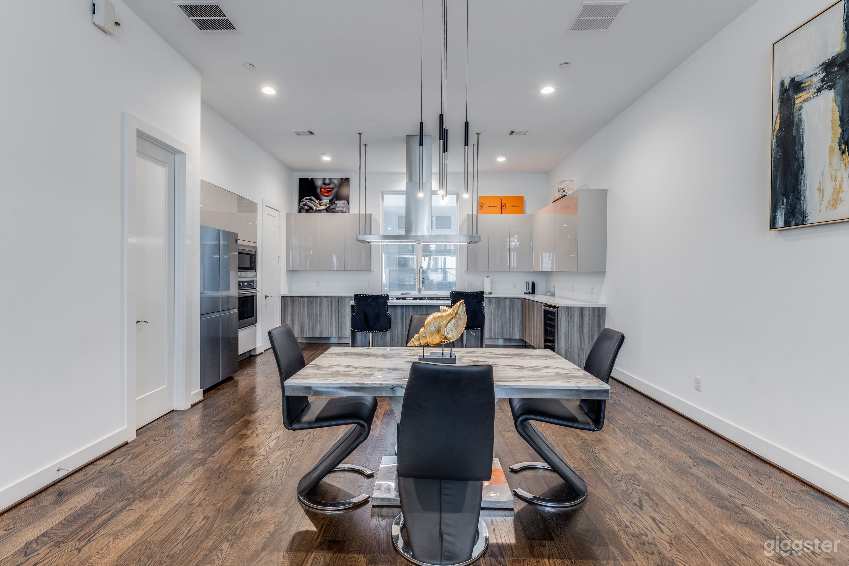 Sleek Italian Modern Townhome in Uptown Houston Photo 4