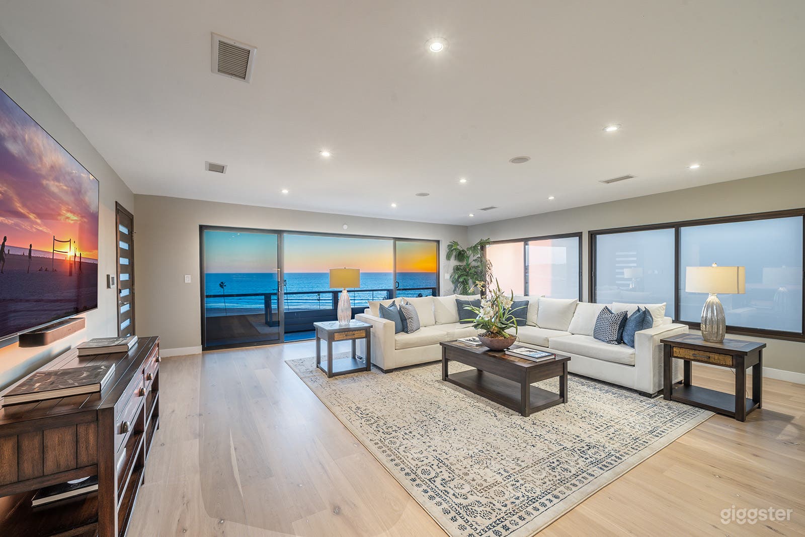 Beach-Side Estate w/ Panoramic Ocean Views Photo 4