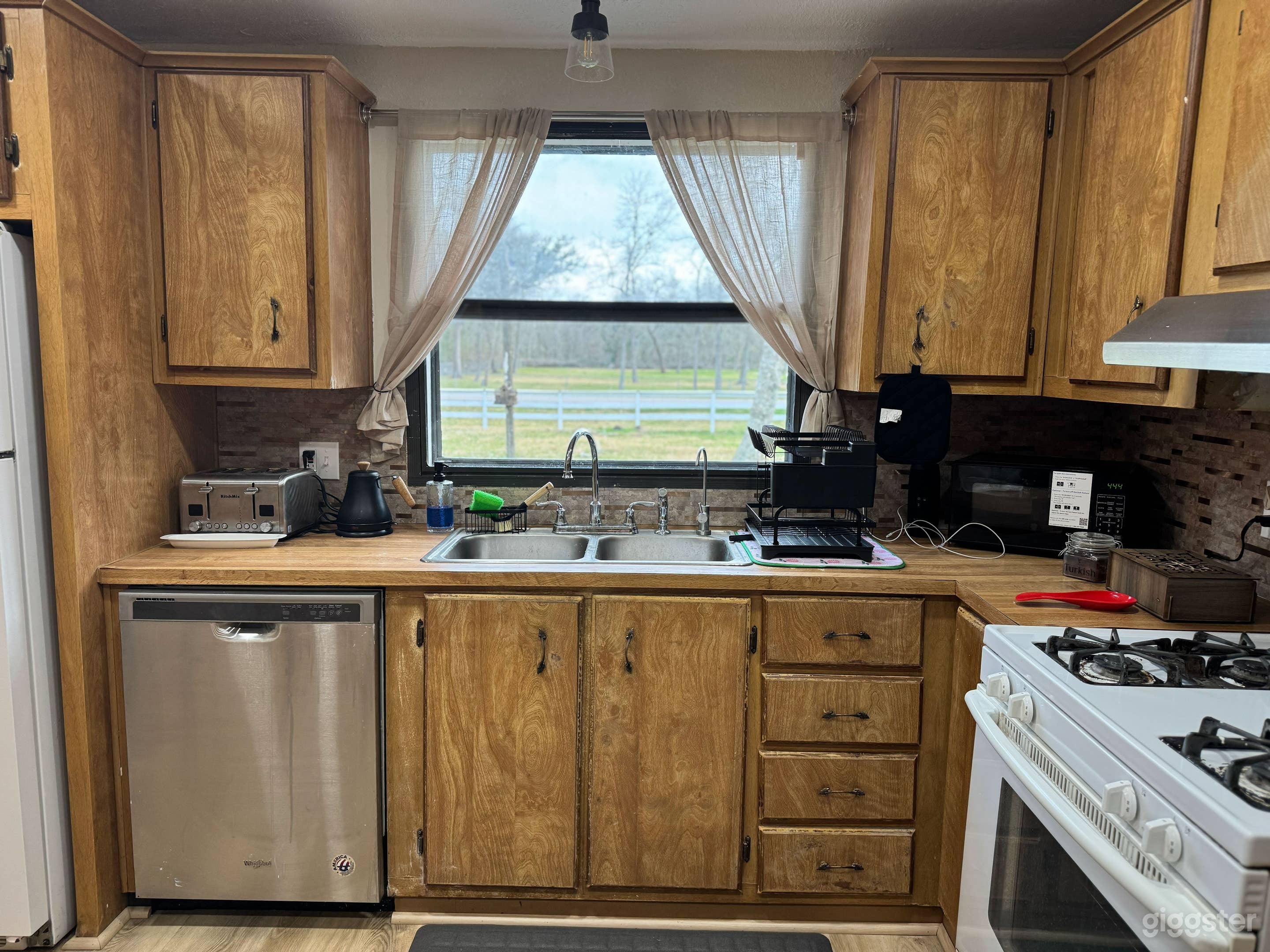 White-Tailed Ranch - Rustic Urban with Roomy Open Grounds Photo 3