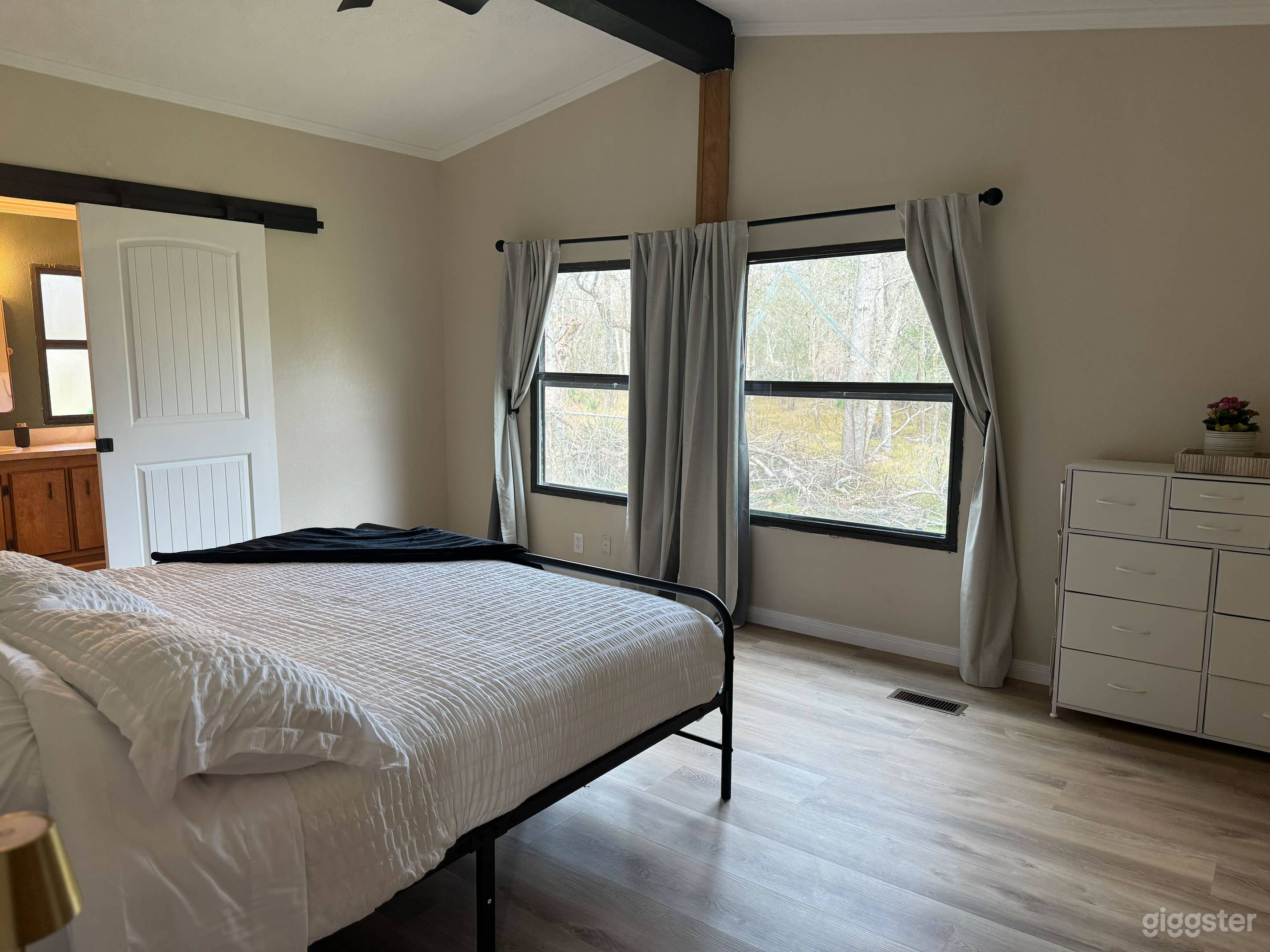 White-Tailed Ranch - Rustic Urban with Roomy Open Grounds Photo 4
