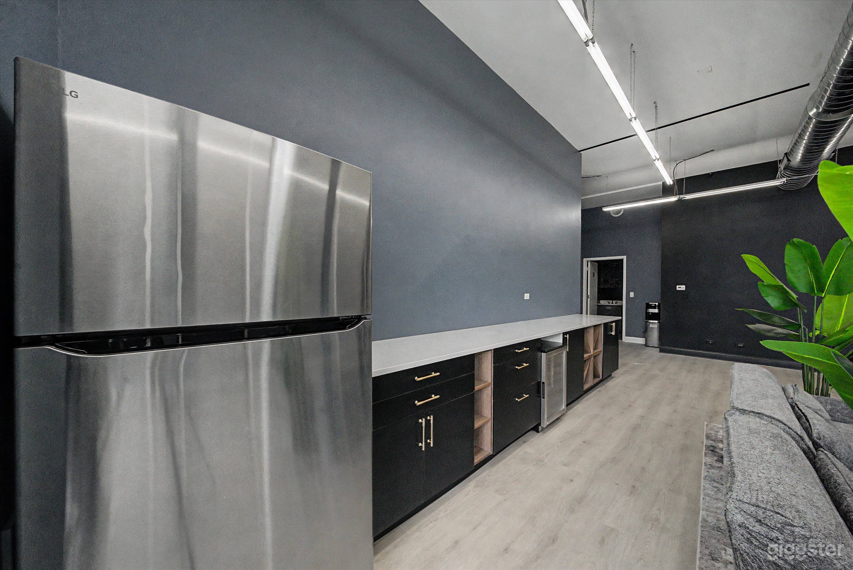 Spacious Chicago Event Venue with Modern City Vibes Photo 4