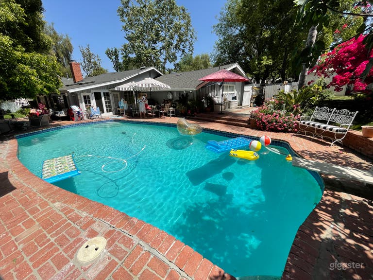  Pool with diving board 