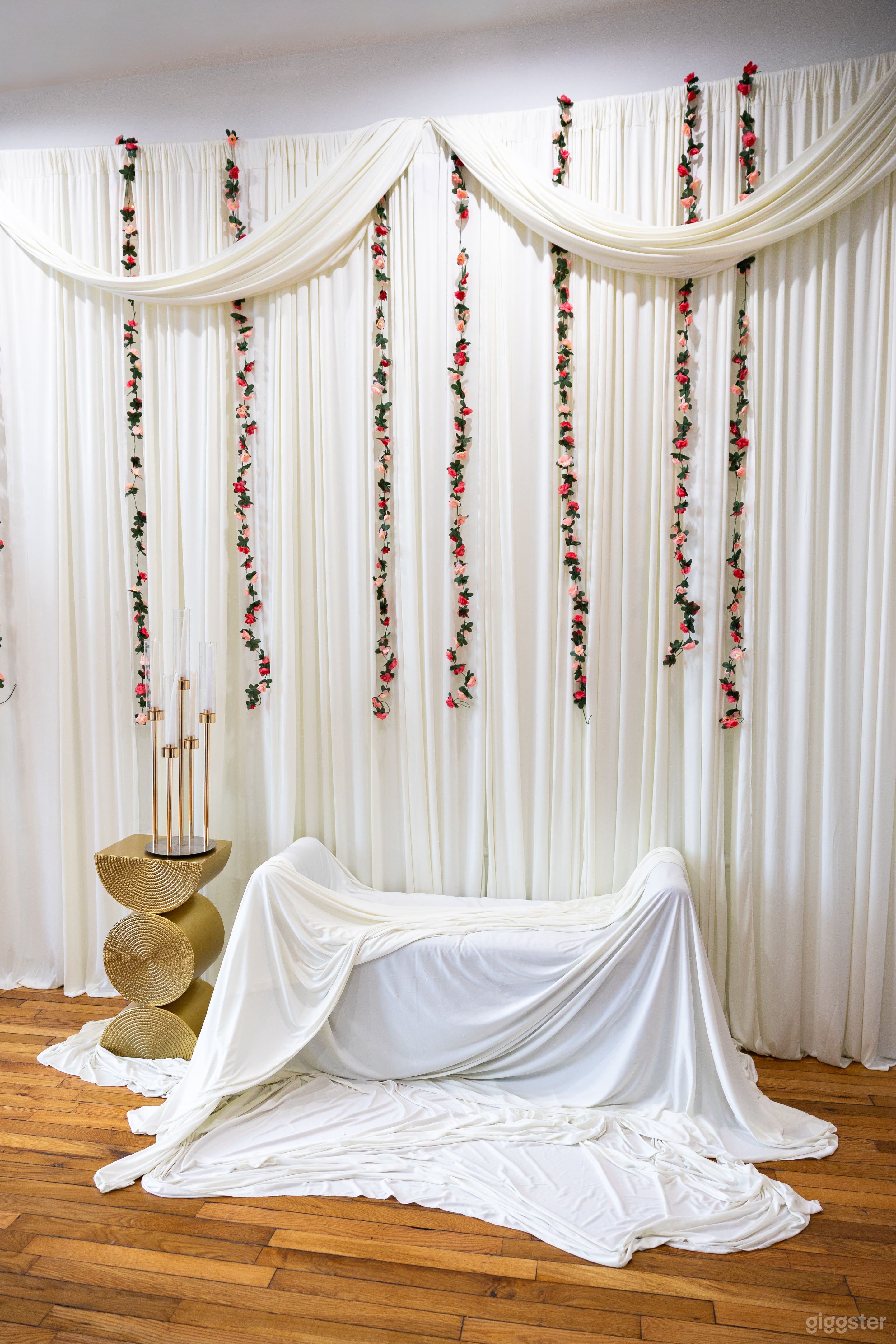 *New* Boutique Studio with Spring decor Photo 4