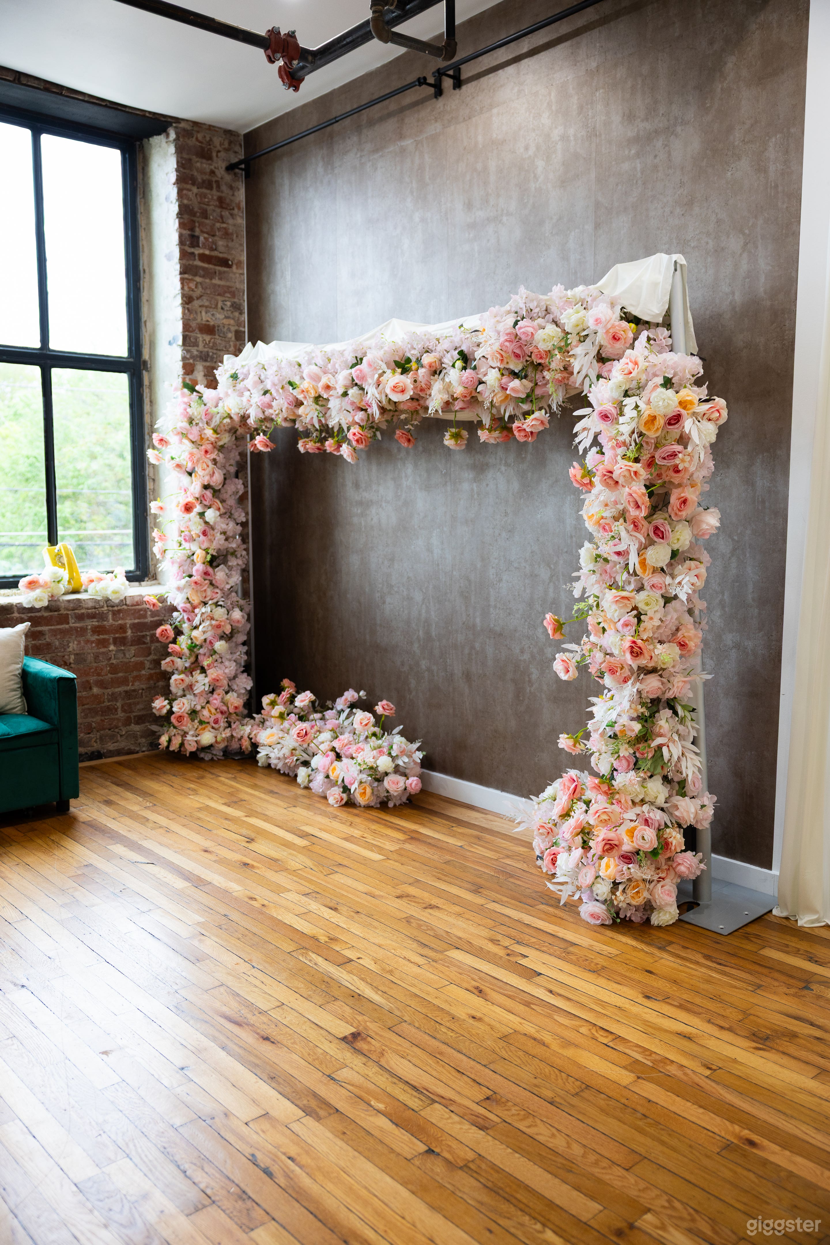 *New* Boutique Studio with Spring decor Photo 1