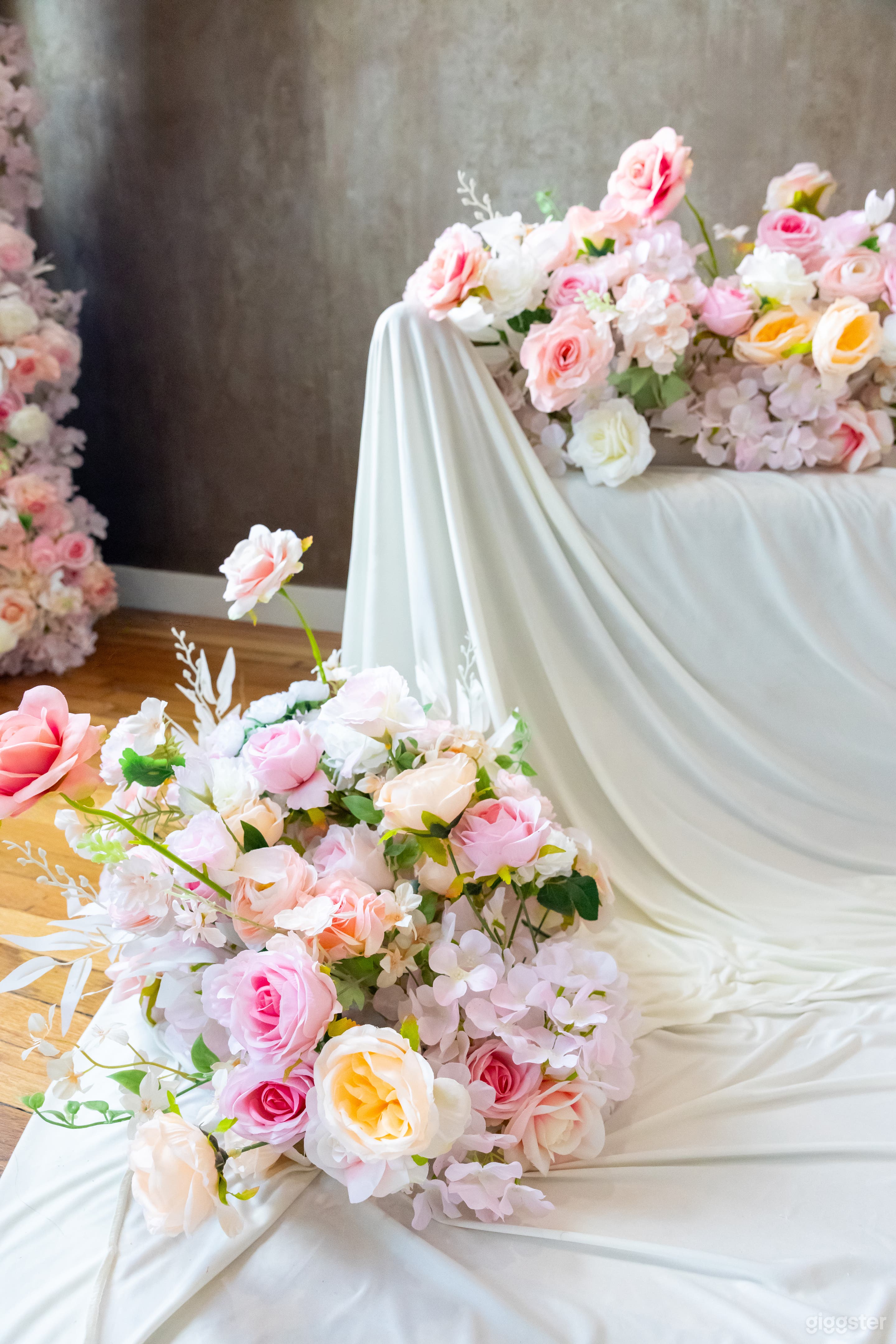 *New* Boutique Studio with Spring decor Photo 3