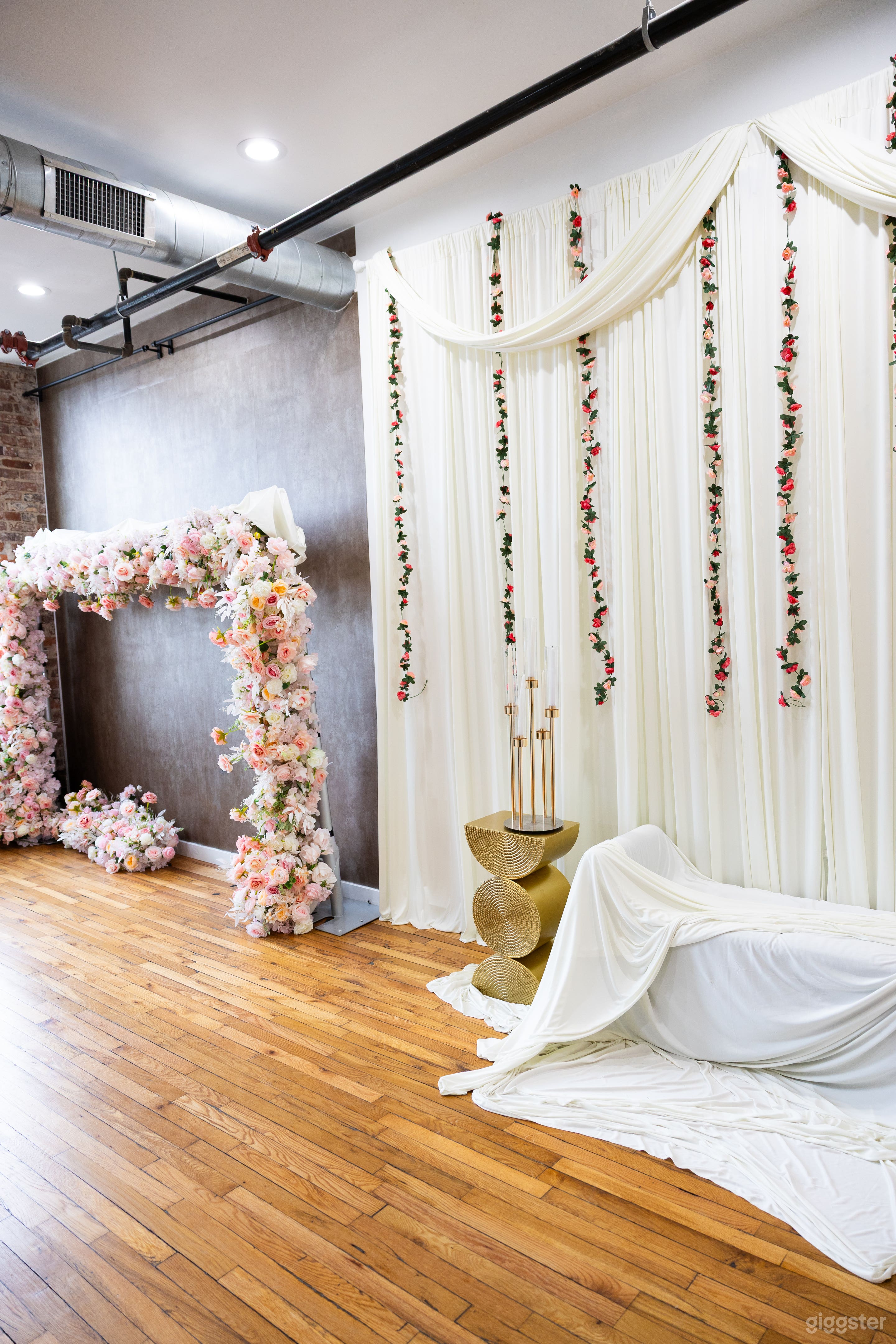 *New* Boutique Studio with Spring decor Photo 3