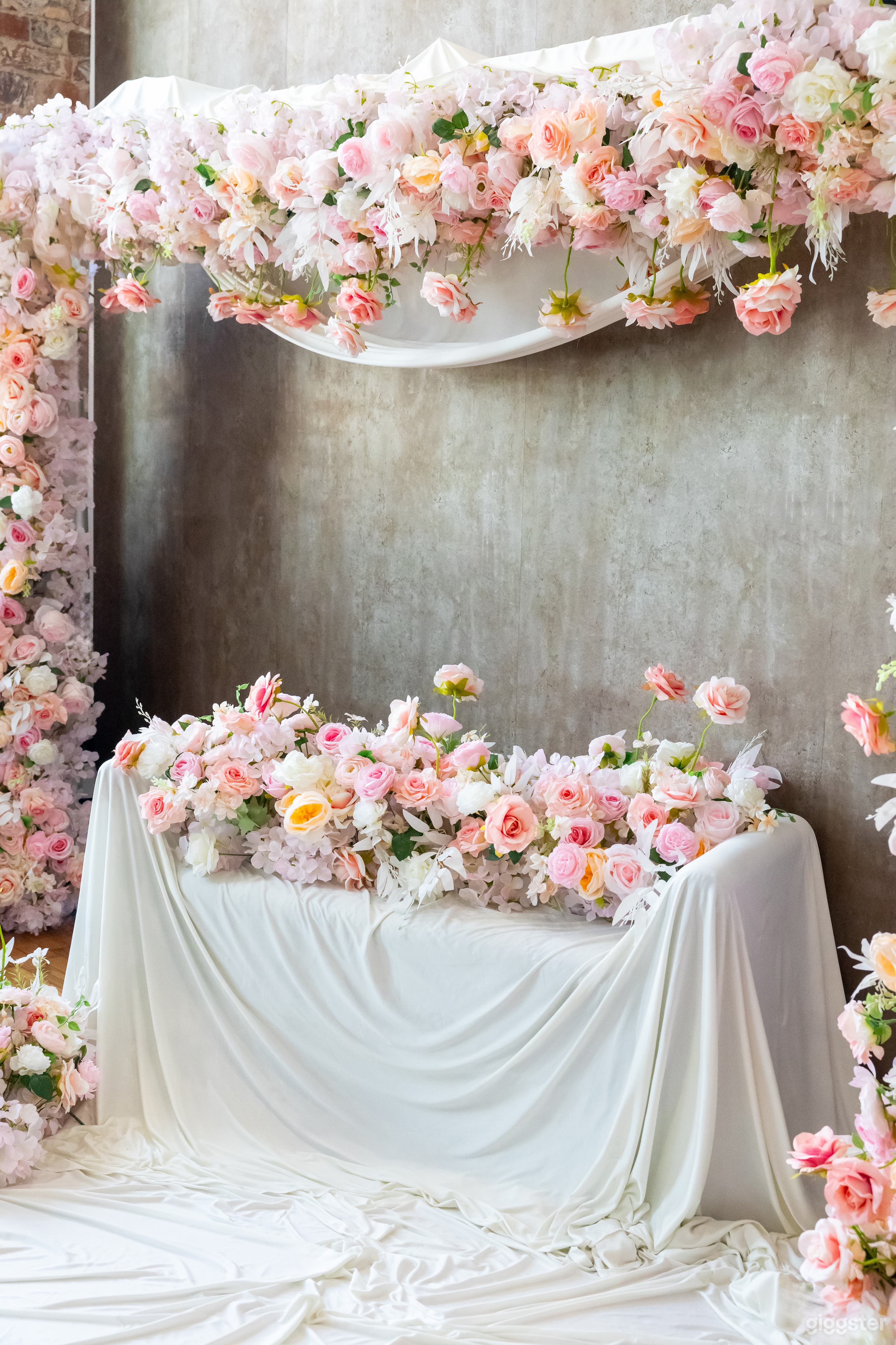 *New* Boutique Studio with Spring decor Photo 4