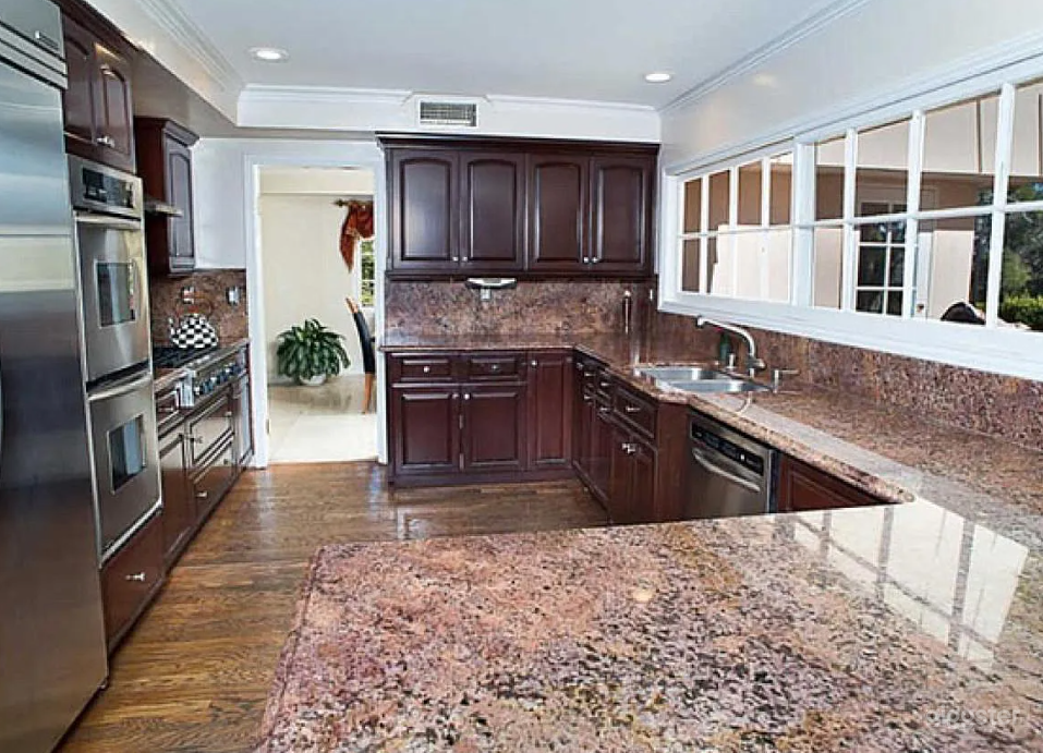 Stunning Home in Serene Cul de sac Photo 3