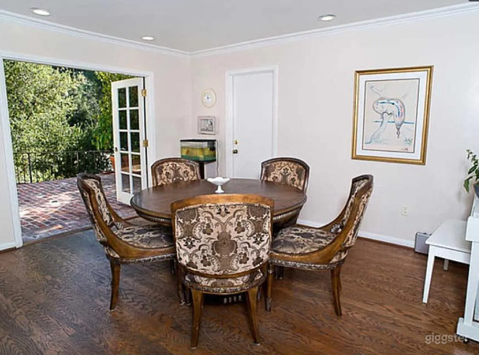 Stunning Home in Serene Cul de sac Photo 4