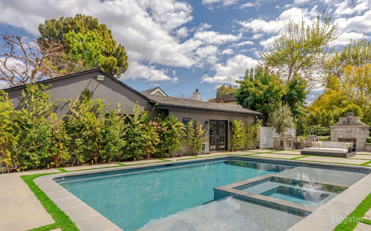 Classy and Modern Pool Photo 1