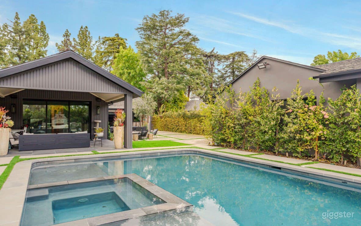 Classy and Modern Pool Photo 4