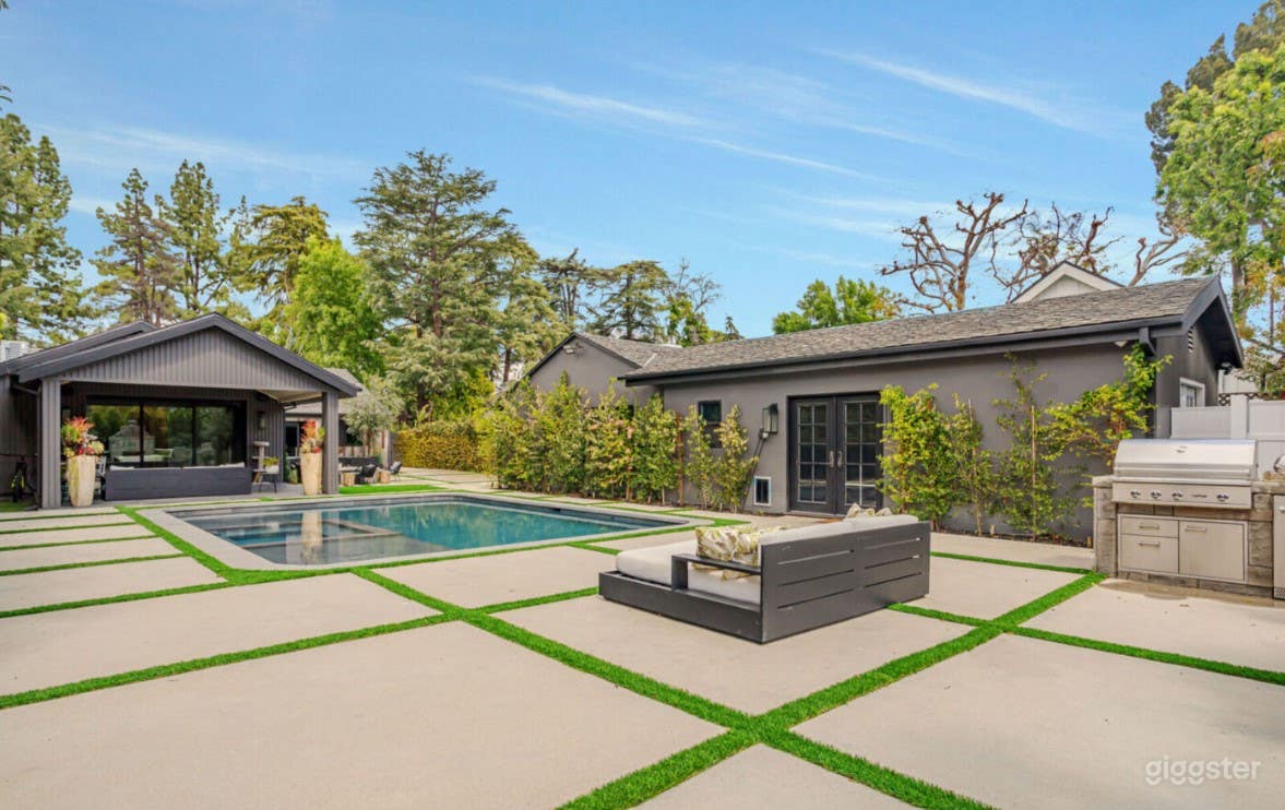 Classy and Modern Pool Photo 3