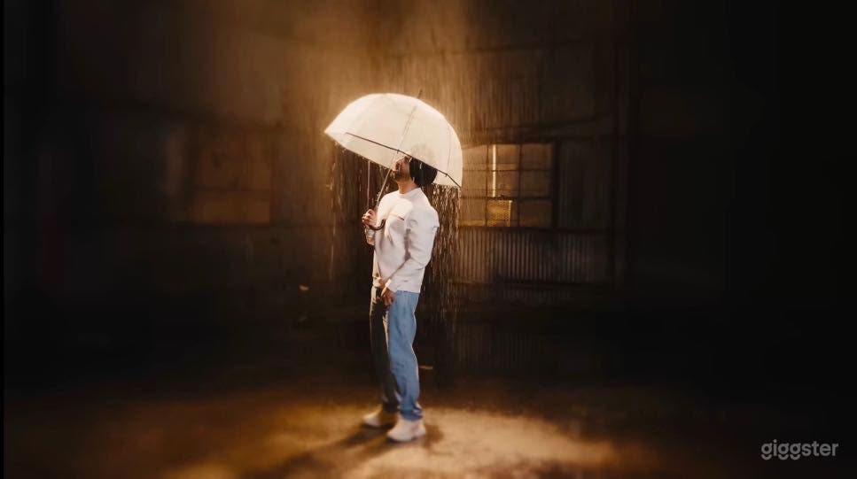Huge Rain Room with car access Photo 2