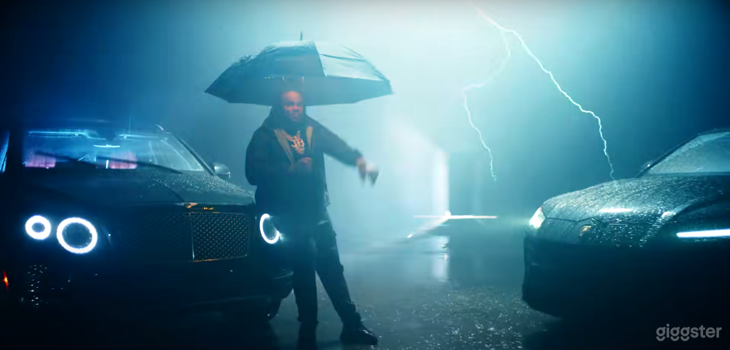 Huge Rain Room with car access Photo 4