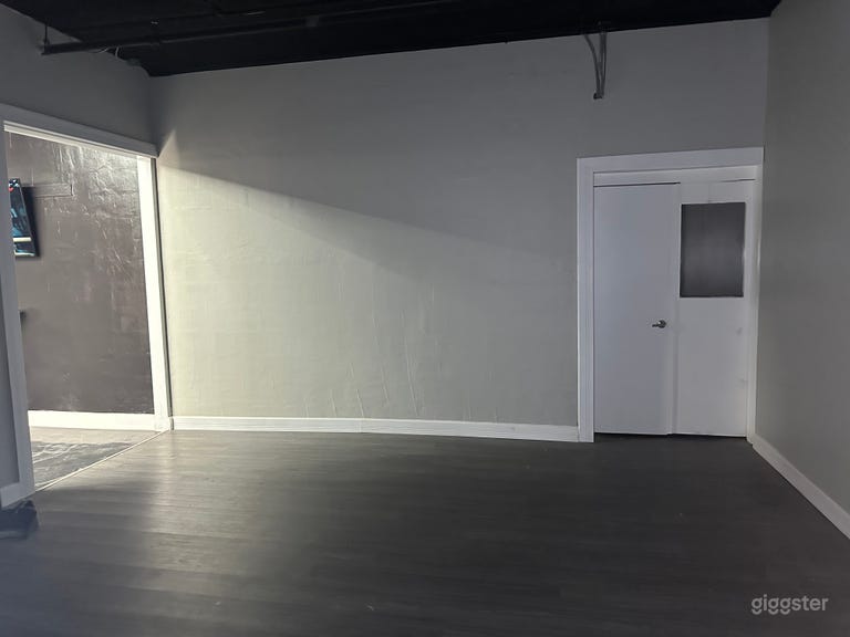  Backroom for photos, etc. Please let us know what you plan to have for the back unit if booked so we can have lights and background drop added! 