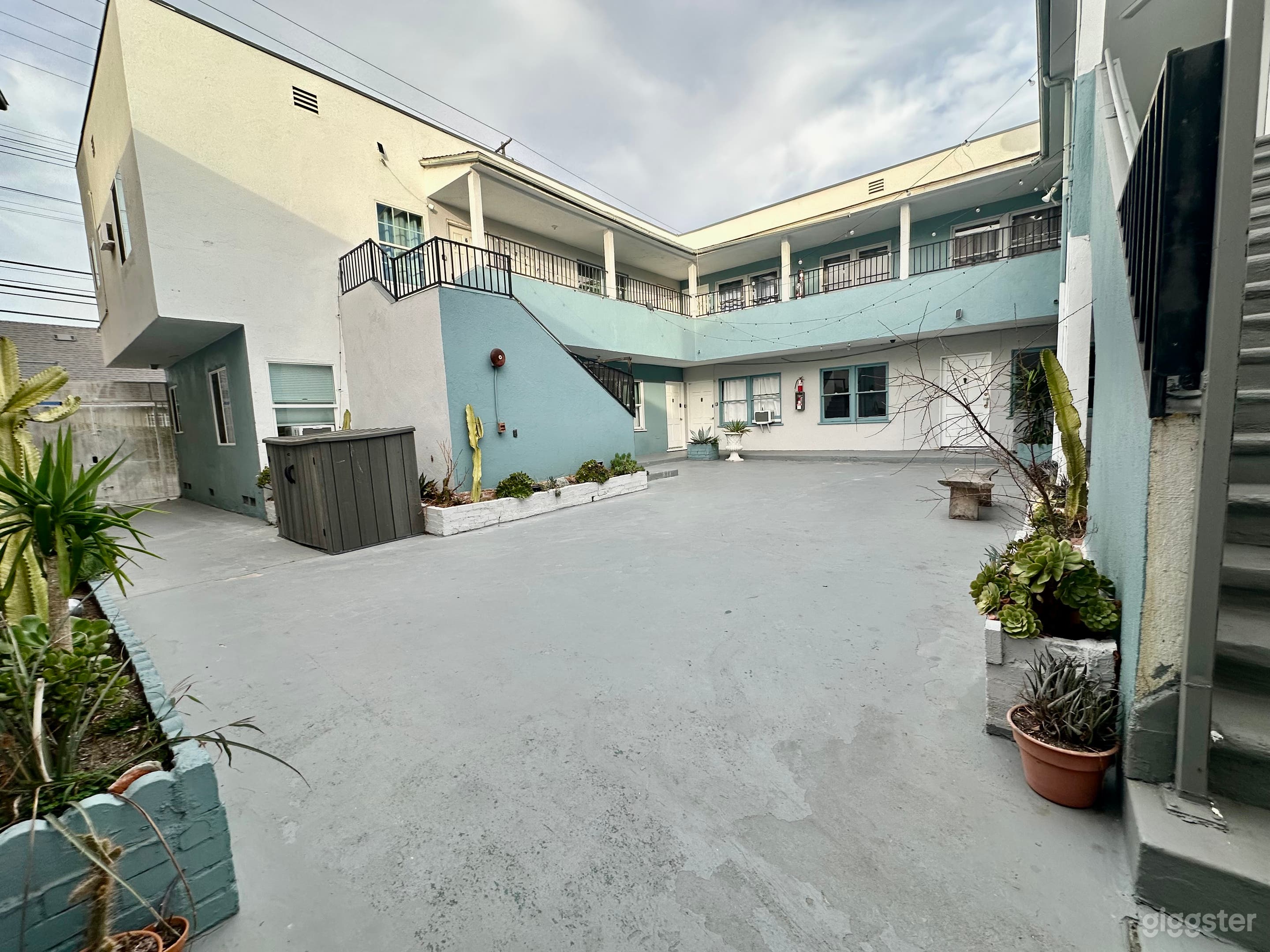 Apartment building in the heart of LA Photo 2