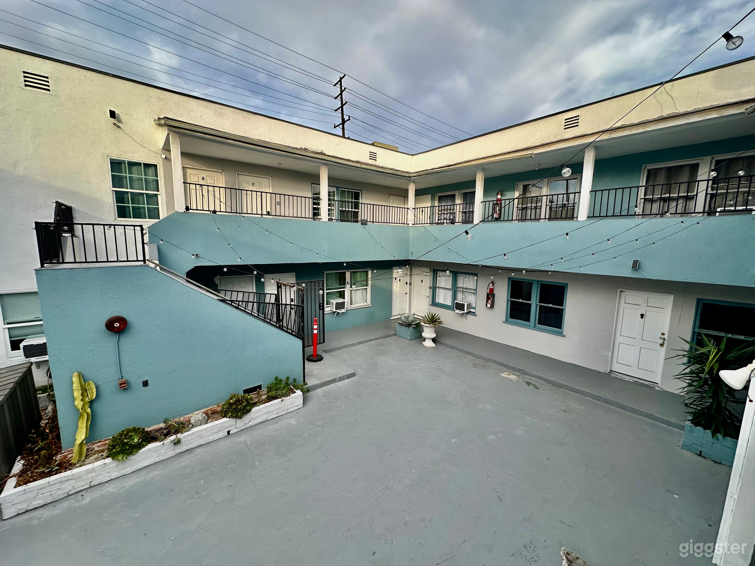 Apartment building in the heart of LA Photo 1