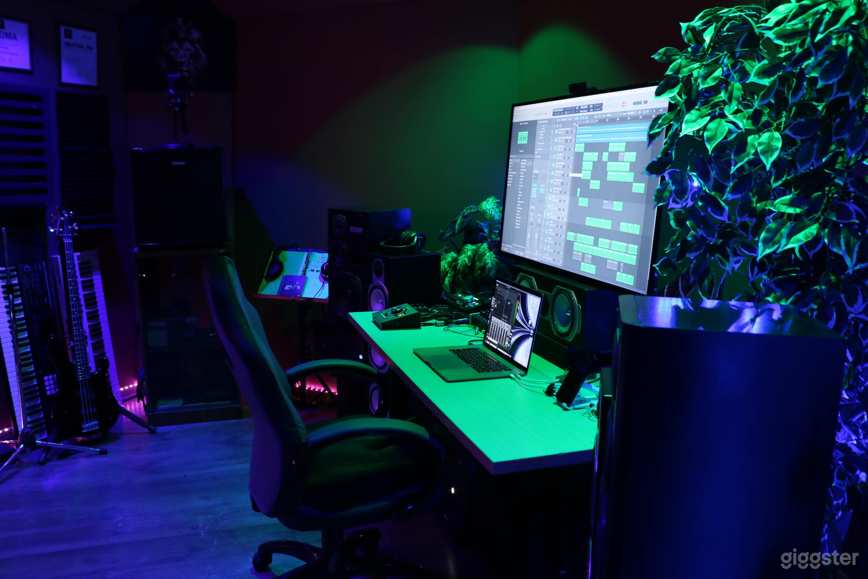 Private Recording Studio*PARKING + SKYTRAIN ACESS Photo 3