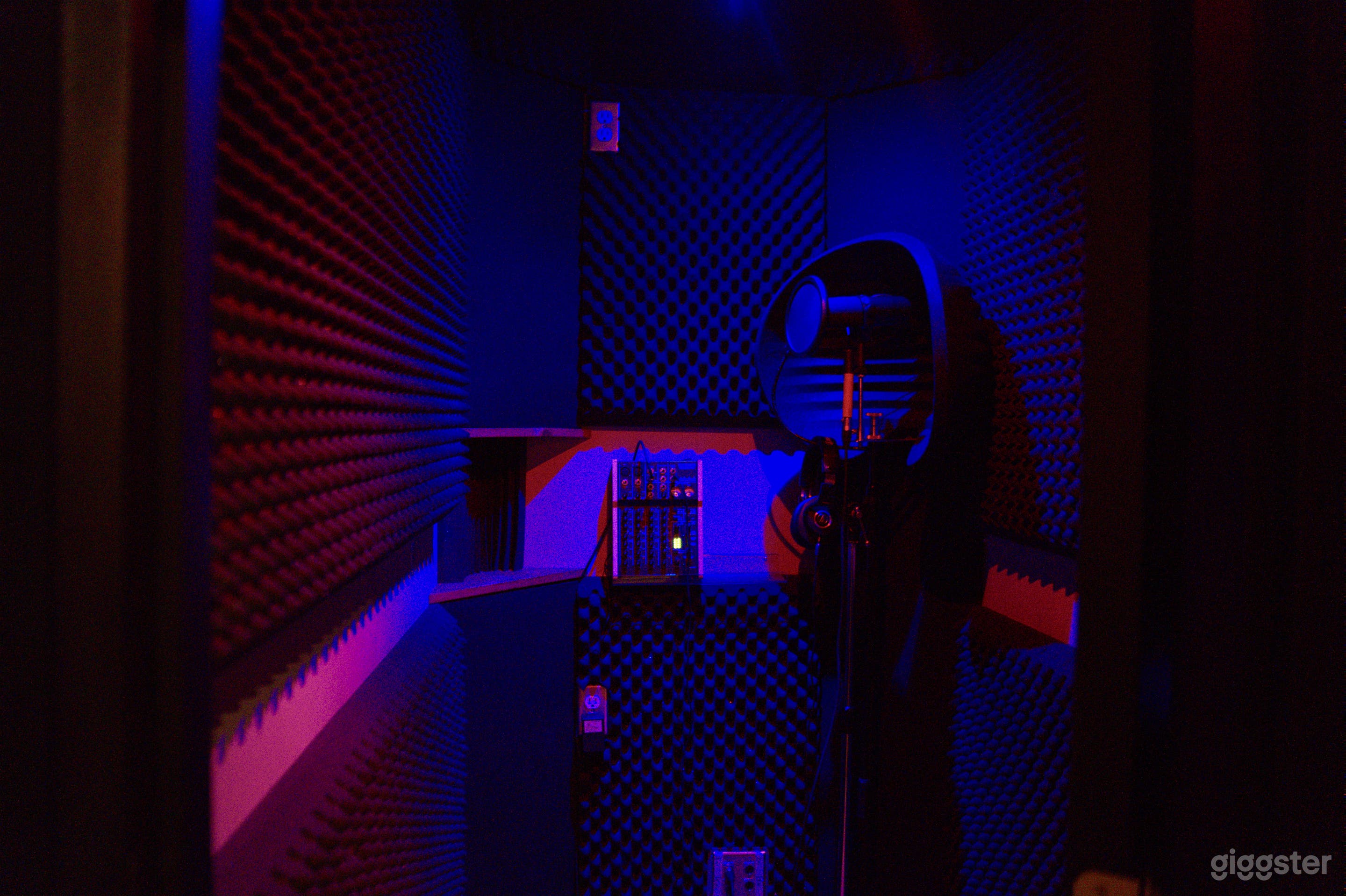 Private Recording Studio*PARKING + SKYTRAIN ACESS Photo 4
