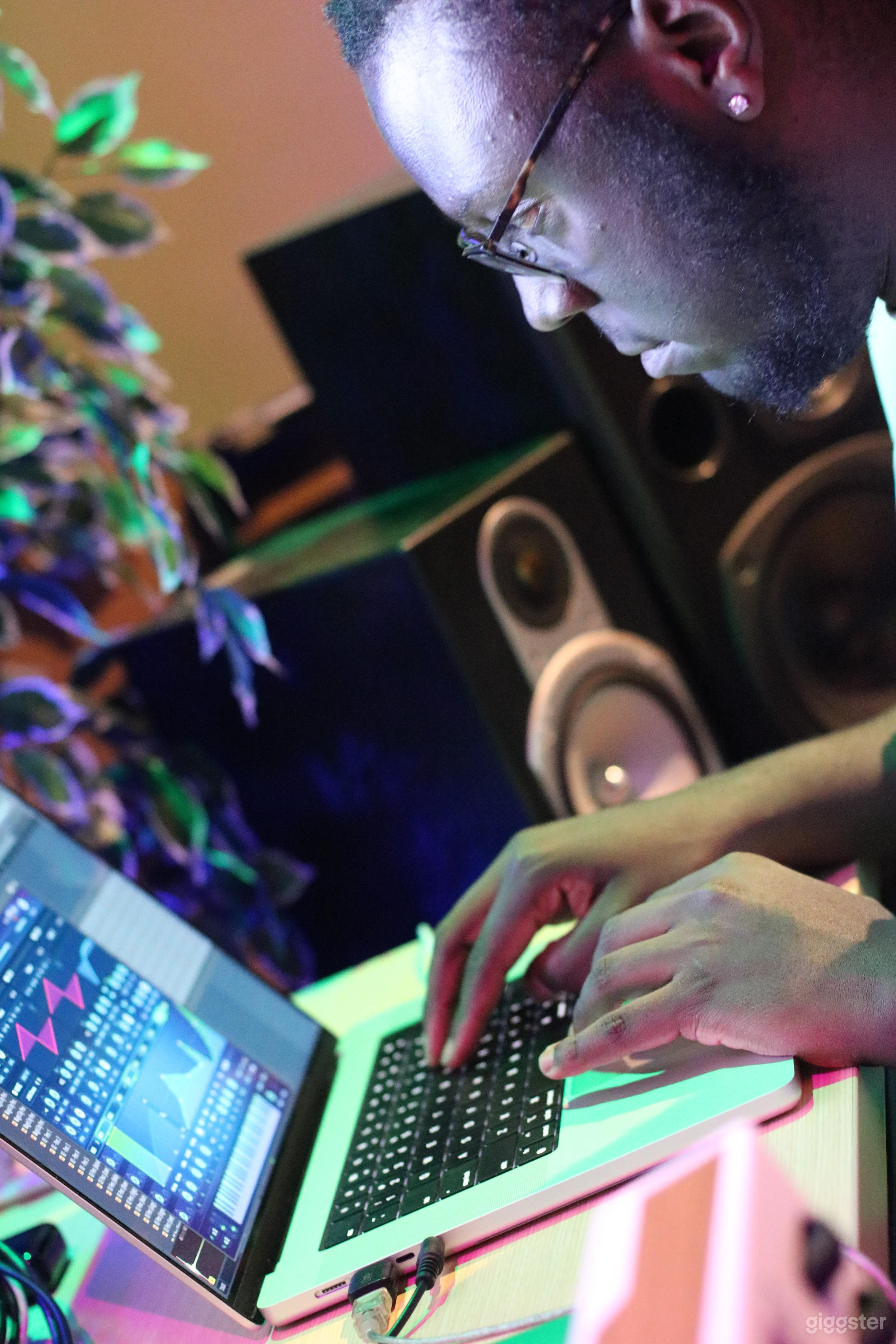 Private Recording Studio*PARKING + SKYTRAIN ACESS Photo 4