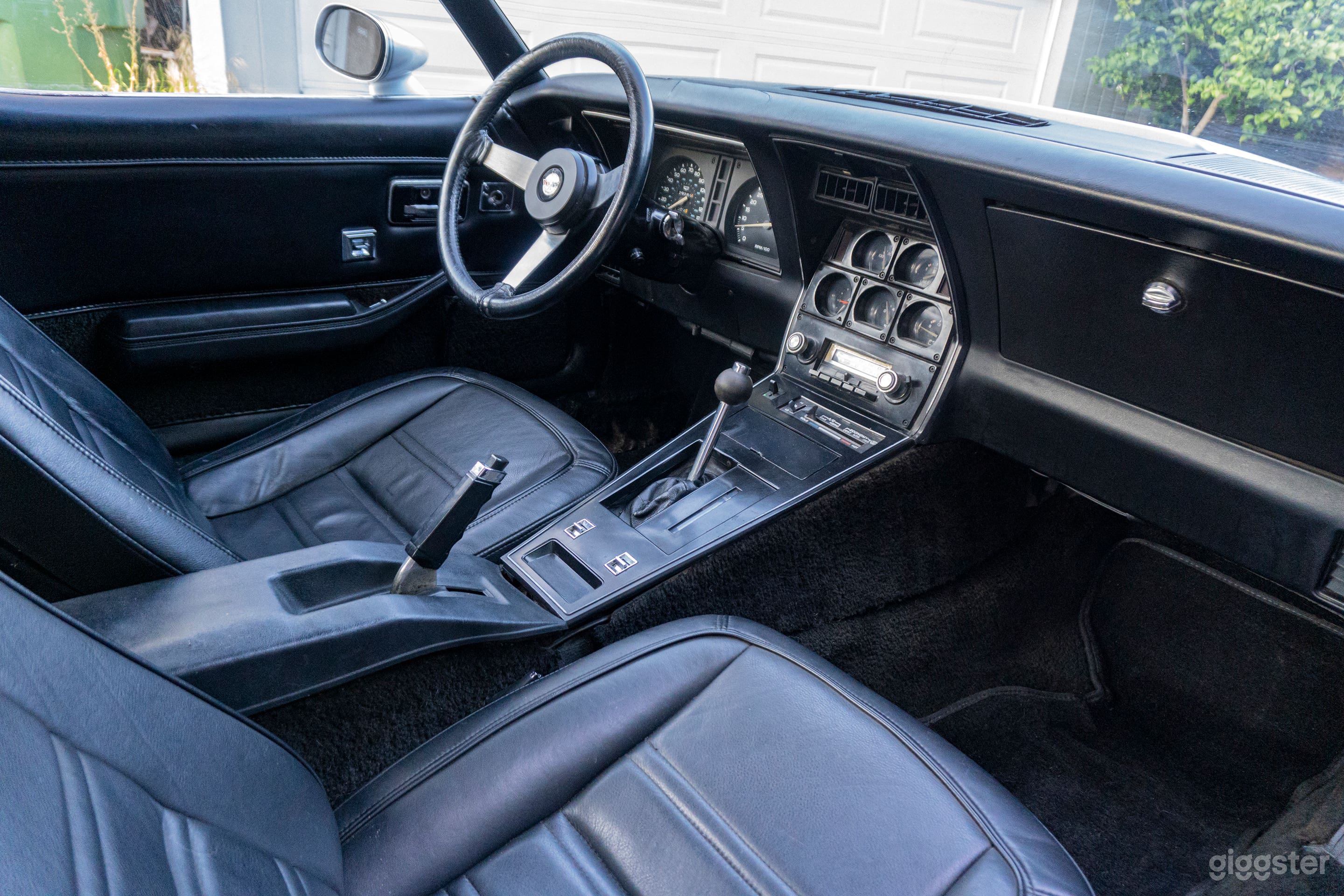 Exquisite 25th Anniversary Two-Tone 1978 Silver Corvette Photo 2