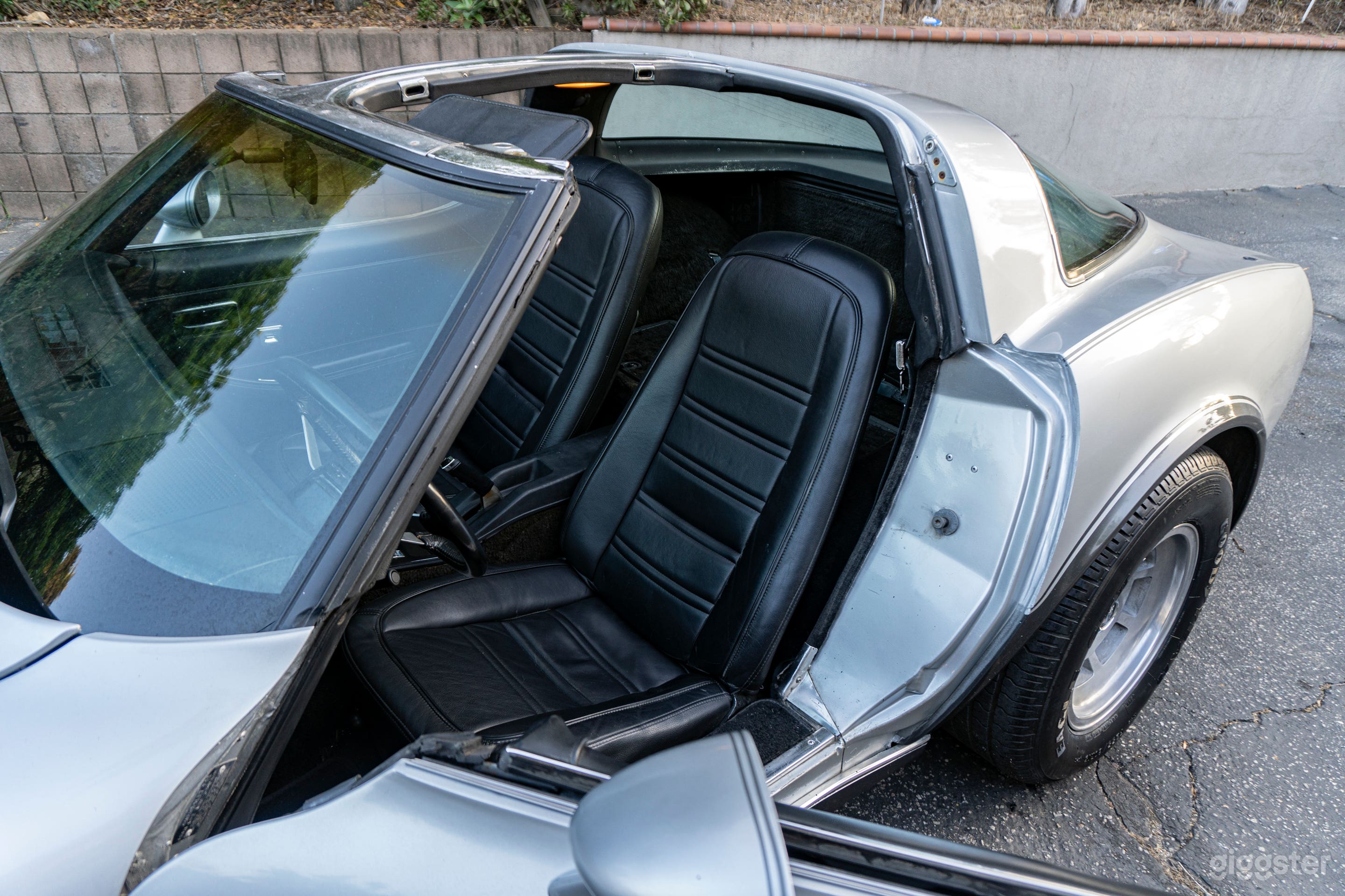 Exquisite 25th Anniversary Two-Tone 1978 Silver Corvette Photo 3