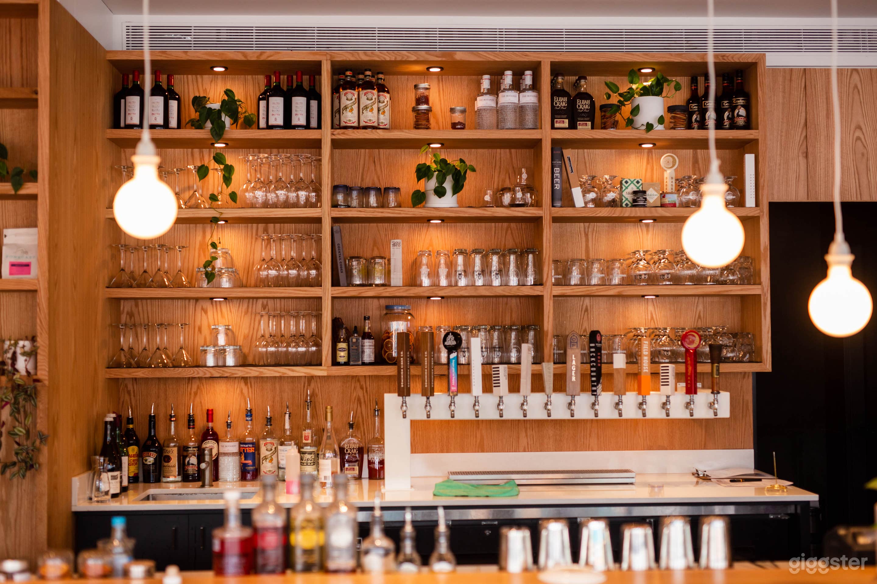 Minimalist Coffee Shop and Bar in Vancouver Photo 1