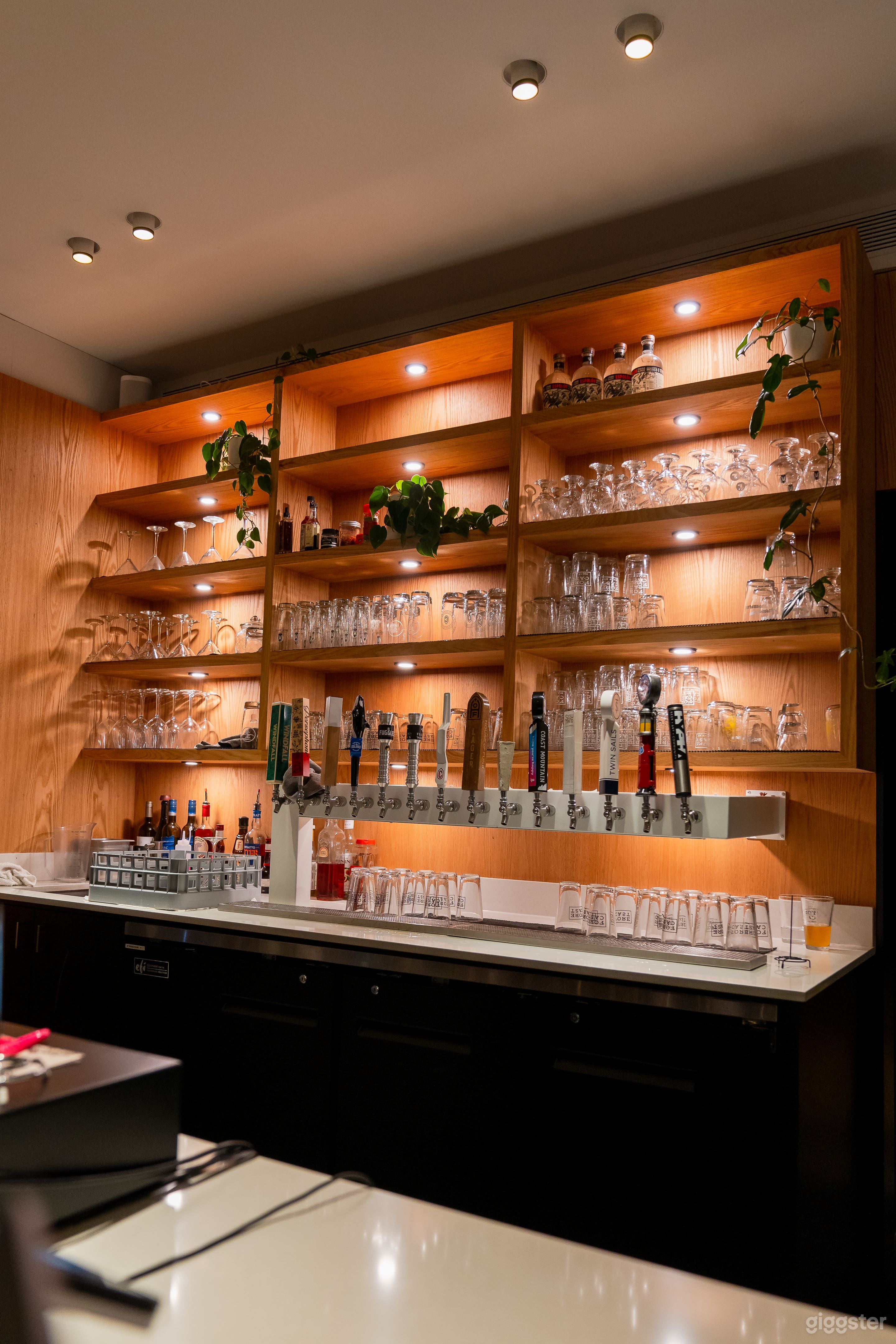 Minimalist Coffee Shop and Bar in Vancouver Photo 4