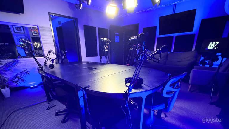  Top-Rated Podcast Studio with Cozy Atmosphere 
