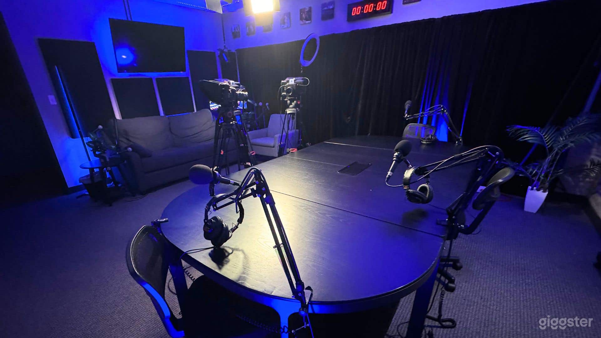 Top-Rated Podcast Studio with Cozy Atmosphere Photo 1