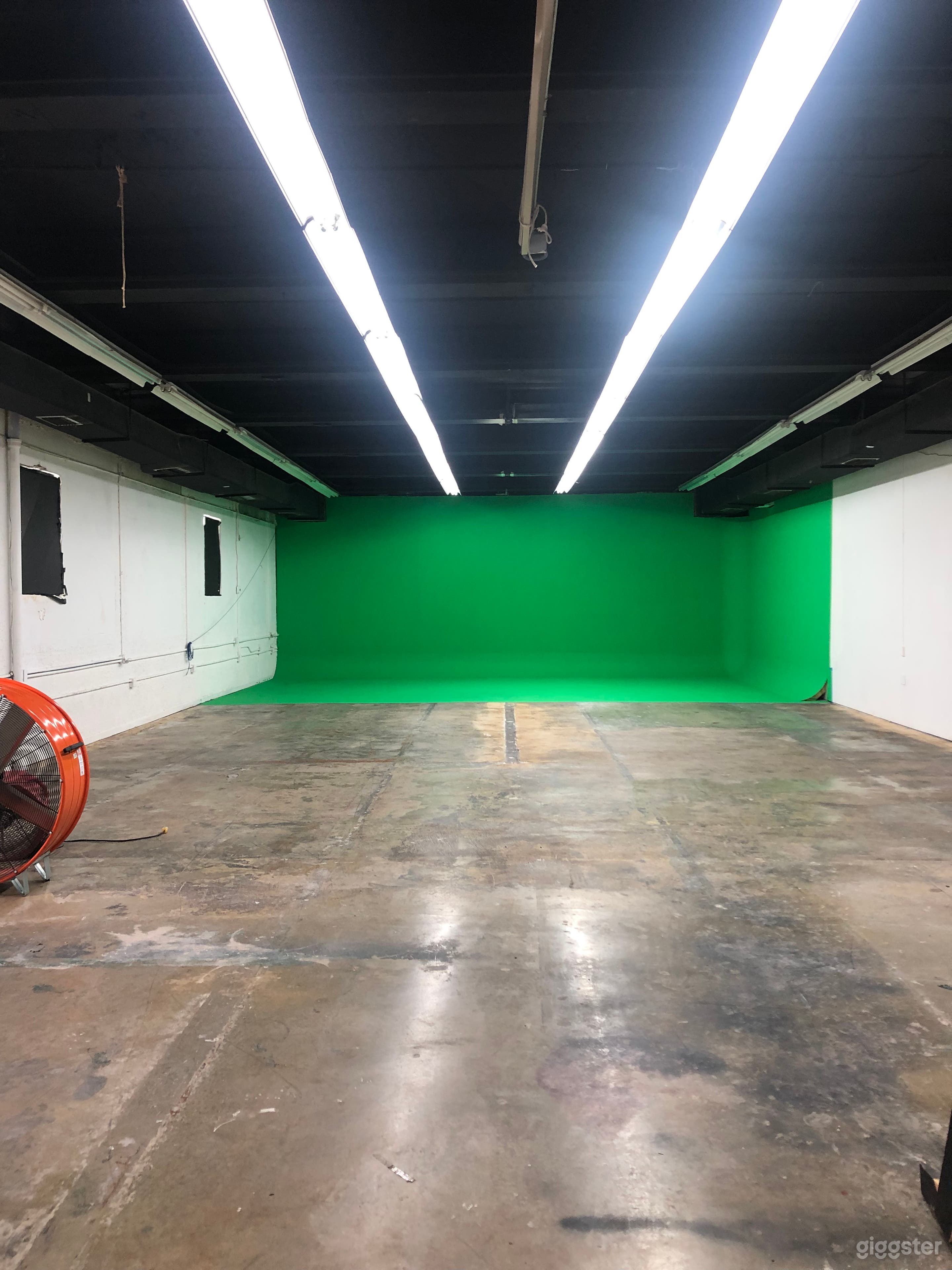 STAGE H - Green Screen Photo 1