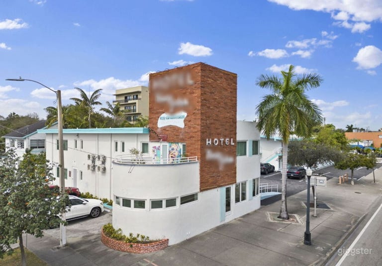  Renovated 1950s Hotel-Vibrant and Colorful! 