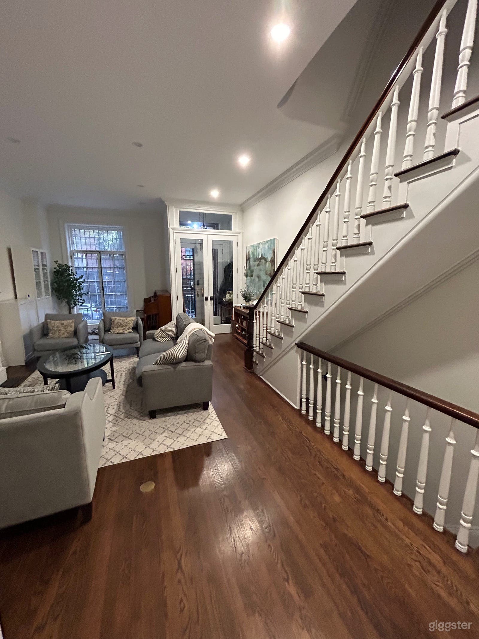 Multi-Floor UES Brownstone w/ modern Kitchen & Bathroom Photo 3