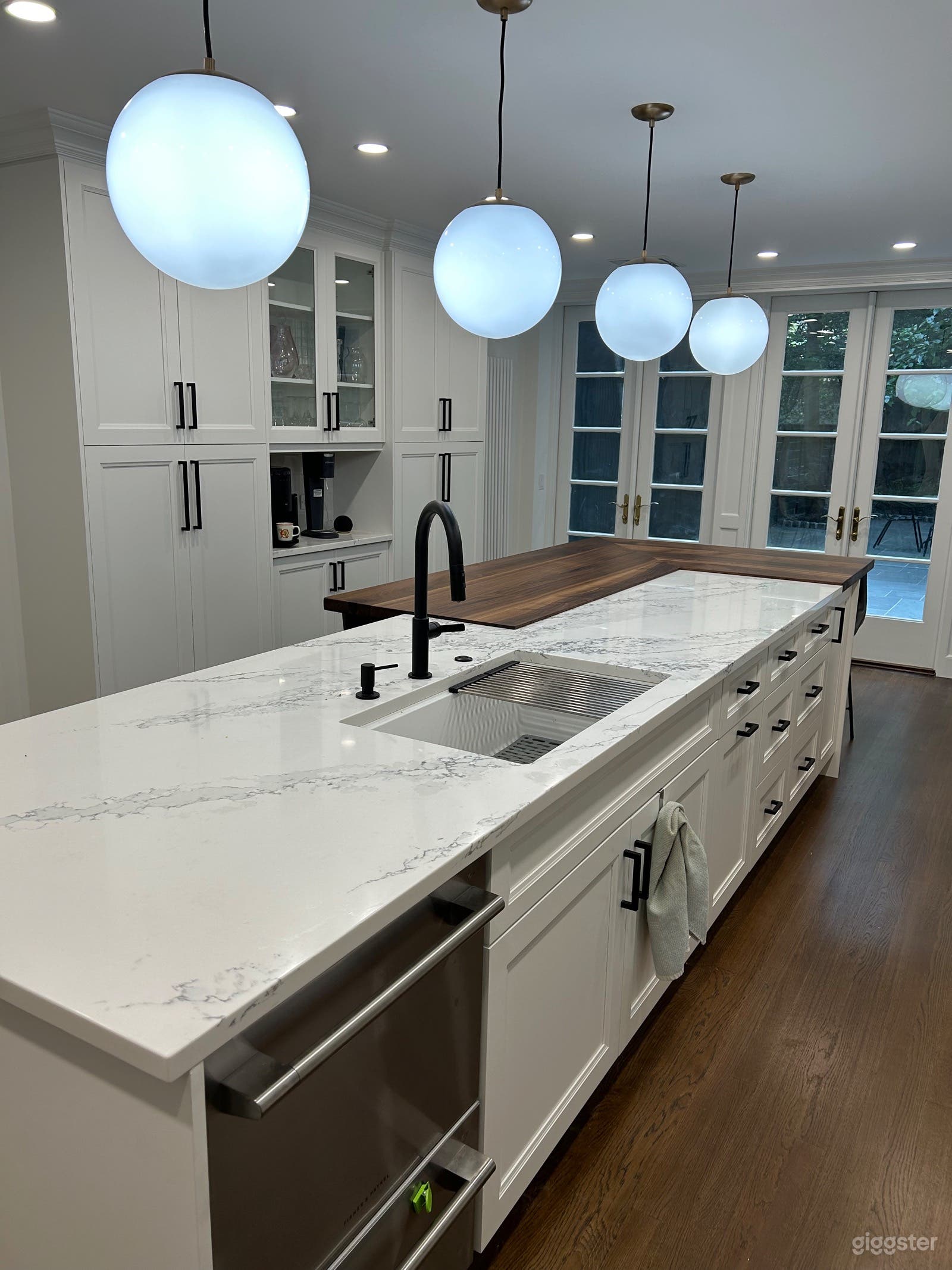 Multi-Floor UES Brownstone w/ modern Kitchen & Bathroom Photo 2