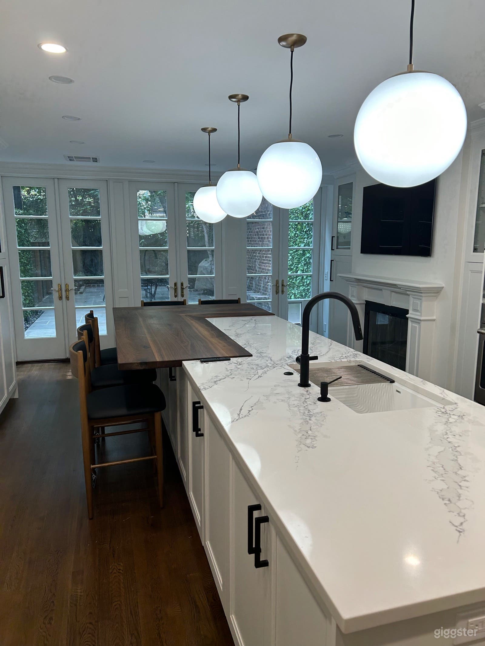 Multi-Floor UES Brownstone w/ modern Kitchen & Bathroom Photo 4