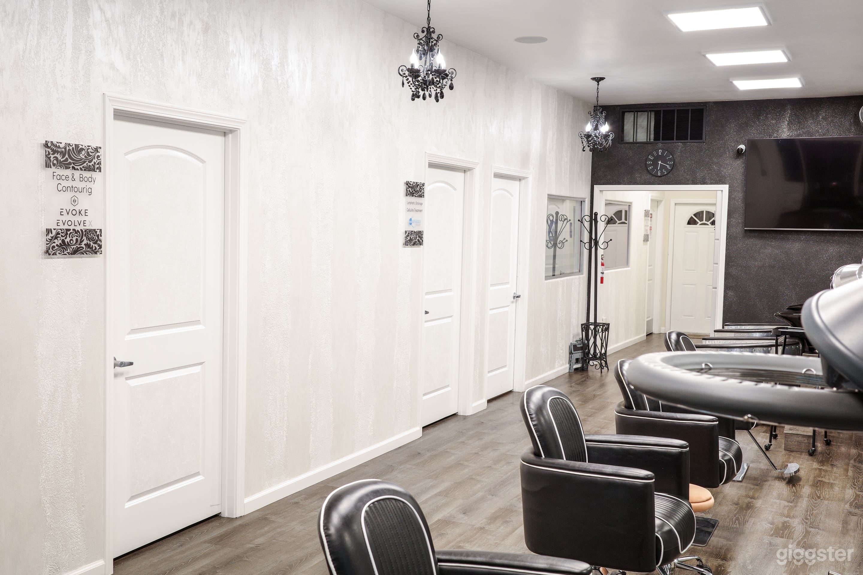 Modern and Bright Beauty Studio Photo 4