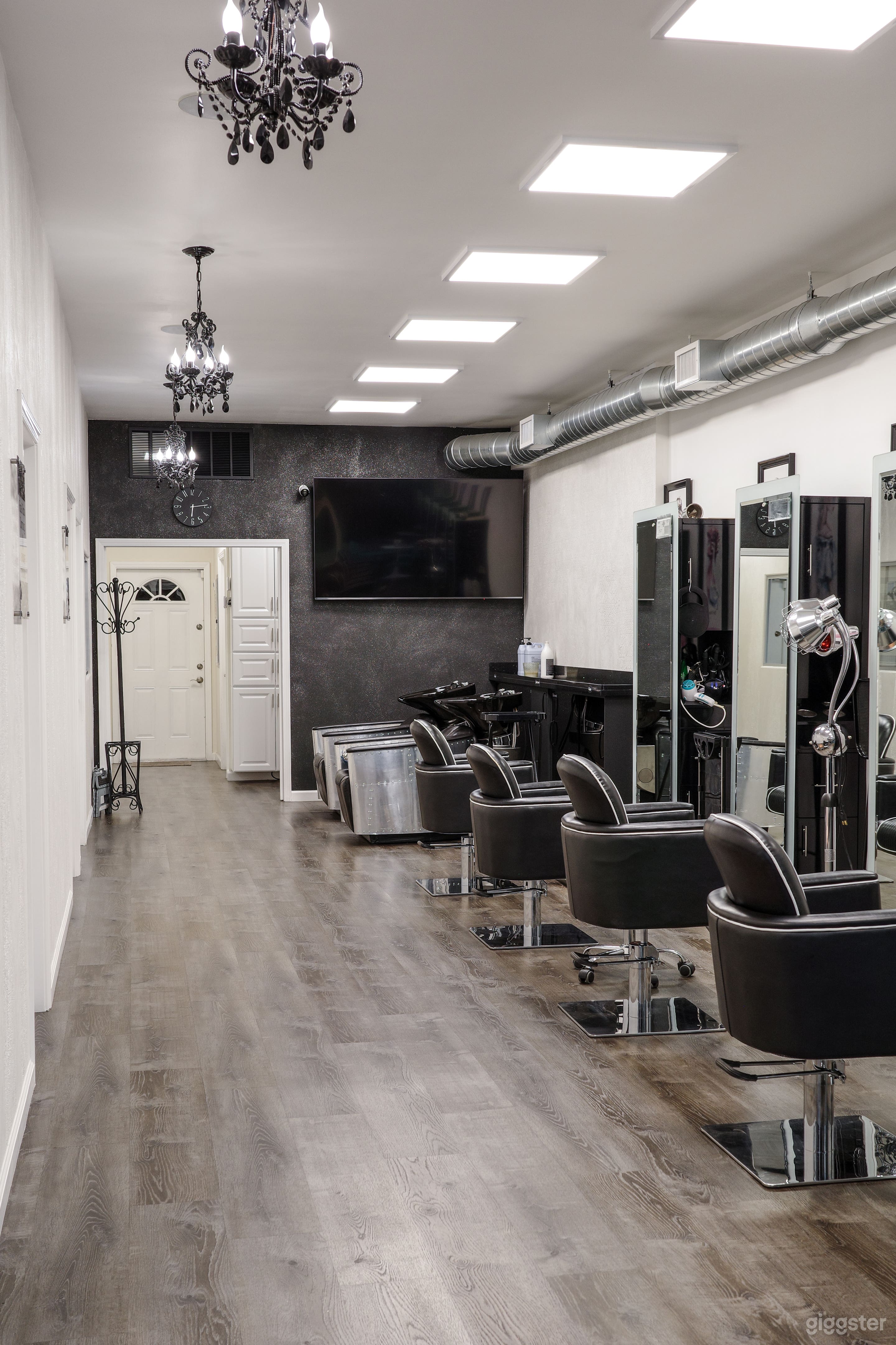 Modern and Bright Beauty Studio Photo 3