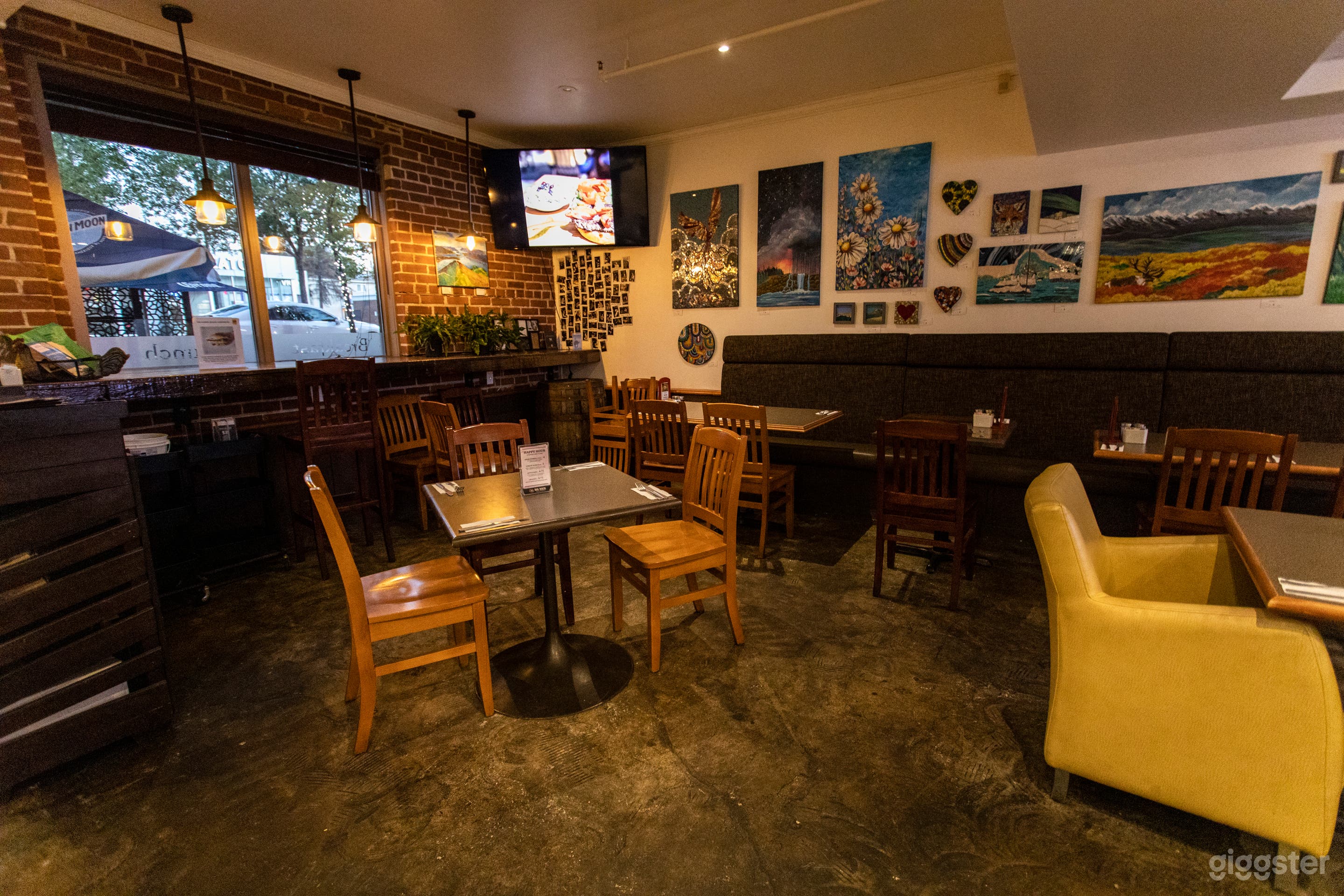 Bar with Relaxing Lounge Photo 3