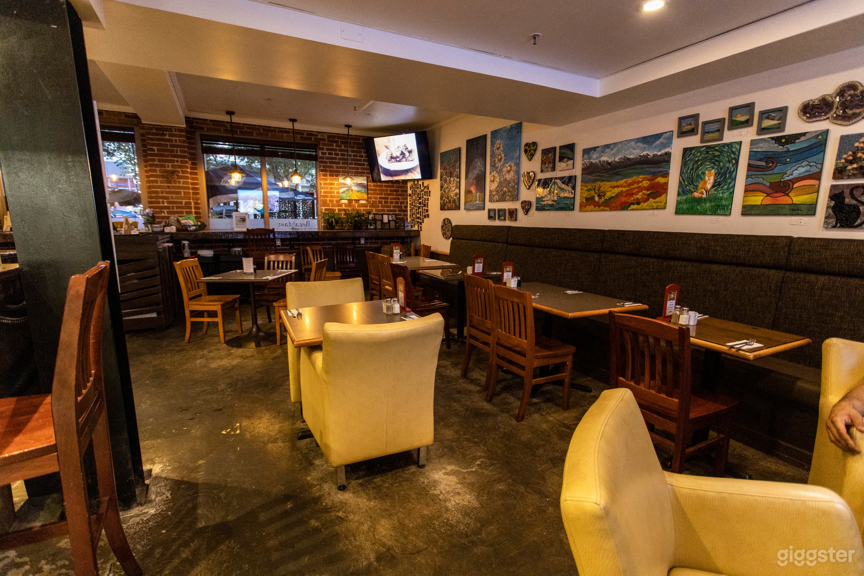 Bar with Relaxing Lounge Photo 4