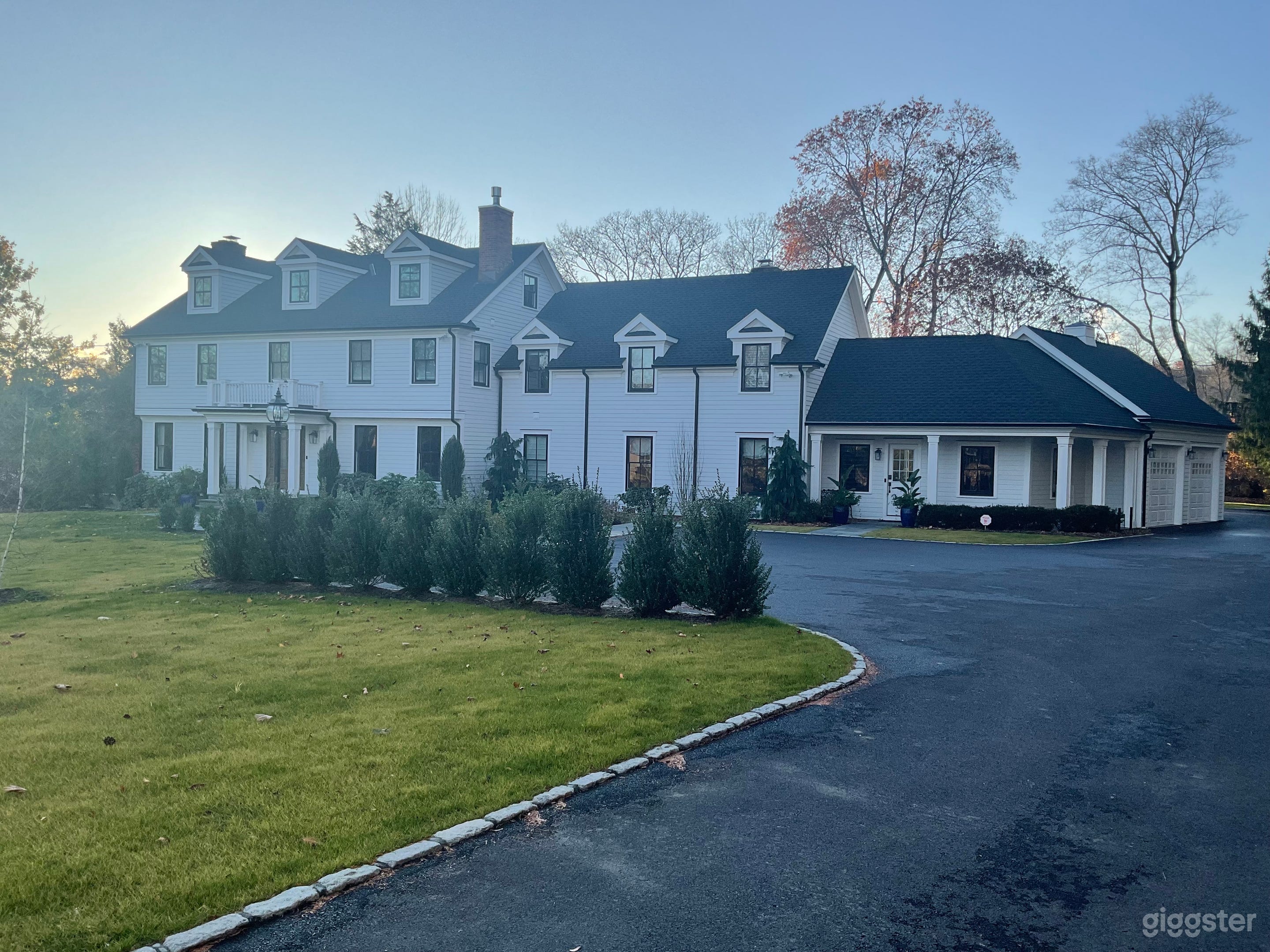 Spacious Greenwich Luxury Photo 1